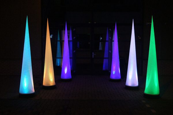 Encomende on-line skytube de luz em forma de cone de 2,5 m na JB Insuflaveis Portugal. Disponível em versões padrão e em todas as formas e cores concebíveis