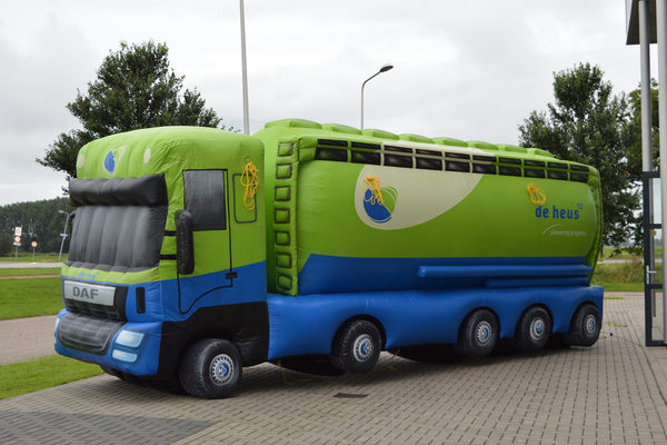 Encomende o caminhão inflável De Heus. Compre uma réplica de produto inflável online na JB Insuflaveis Portugal