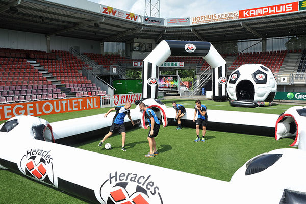 Encomende o embarque de futebol inflável Heracles para vários eventos. Compre pranchas de futebol agora online na JB Insuflaveis Portugal