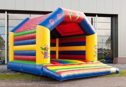 Grande castelo insuflável com tema de circo e telhado disponível para crianças. Compre nossos castelos insufláveis na JB Insufláveis Portugal online