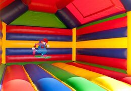 Grande castelo insuflável com temática de circo e teto para comprar para crianças. Encomende castelos insufláveis online na JB Insufláveis Portugal