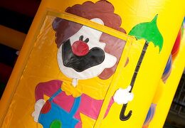 Compre um castelo super insuflável coberto com temática de circo para crianças. Compre castelos insufláveis na JB Insufláveis Portugal online