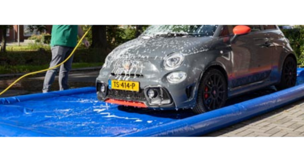 Homem limpa carro Abarth em piscina de carro inflável