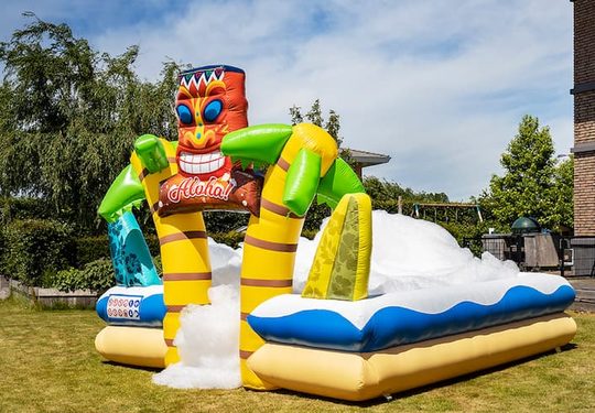 Encomende um grande castelo insuflável com bolha aberta no parque de embarque com espuma no tema Havaí tropical para crianças. Compre castelos insufláveis ​​​​online na JB Insufláveis Portugal