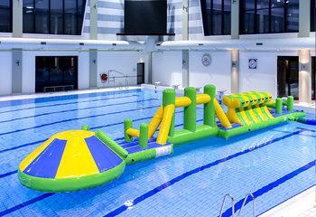 Bestel zwembad adventure run groen/blauw 16m met uitdagende obstakel objecten en ronde slide voor zowel jong als oud. Koop opblaasbare waterattracties nu online bij JB Inflatables Nederland