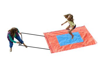 Koop rood blauwe springtapijt voor zowel oud als jong. Bestel opblaasbare zeskamp artikelen online bij JB Inflatables Nederland