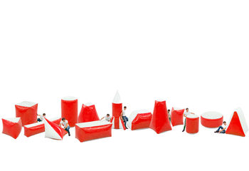 Battle obstakel set van 14 stuks opblaasbaar in de rode kleur voor zowel jong als oud kopen. Bestel opblaasbare battle obstakel sets nu online bij JB Inflatables Nederland 