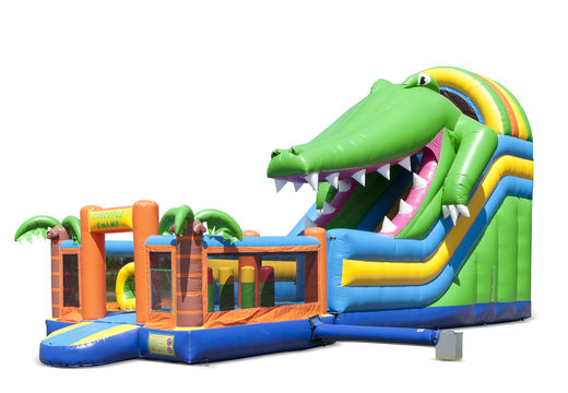 O escorregador inflável no tema crocodilo com uma piscina infantil, um objeto 3D impressionante, cores frescas e os obstáculos 3D para crianças. Compre escorregadores infláveis ​​agora online na JB Insuflaveis Portugal