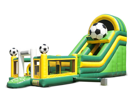 O escorregador inflável no tema futebol com uma piscina infantil, um objeto 3D impressionante, cores frescas e a ordem de obstáculos 3D para as crianças. Compre escorregadores infláveis ​​agora online na JB Insuflaveis Portugal