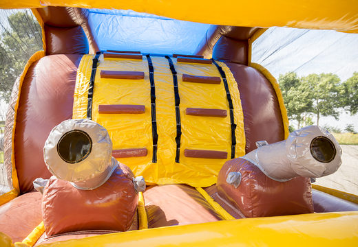 Compre uma pista de obstáculo inflável com tema de pirata de 8 metros para crianças. Ordene pistas de obstáculos infláveis ​​agora online em JB Insuflaveis Portugal