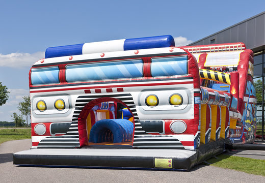 Mega escorregador inflável no tema Fire Brigade World com obstáculos 3D para crianças. Compre escorregadores infláveis ​​agora online na JB Insuflaveis Portugal