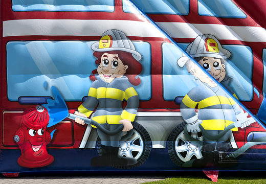 Obtenha seu slide extra largo do Fire Brigade World com obstáculos 3D para crianças. Compre escorregadores infláveis ​​agora online na JB Insuflaveis Portugal