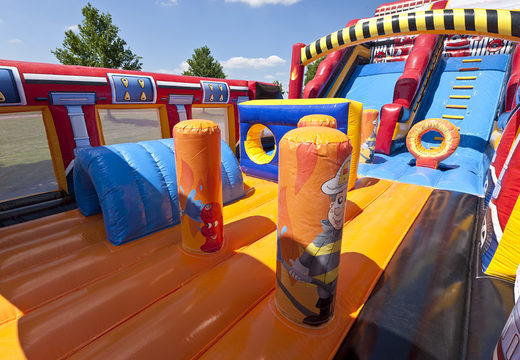 Ordene um mega slide inflável com o tema Fire Brigade World com obstáculos 3D para crianças. Compre escorregadores infláveis ​​agora online na JB Insuflaveis Portugal