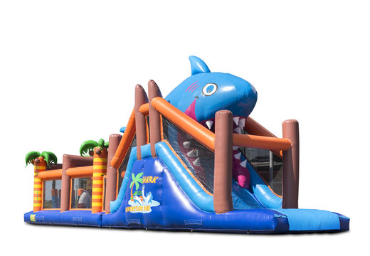 Ordene uma pista de obstáculo única com tema de tubarão de 17 metros de largura, 7 elementos de jogo e objetos coloridos para crianças. Compre pistas de obstáculos infláveis ​​online agora na JB Insuflaveis Portugal