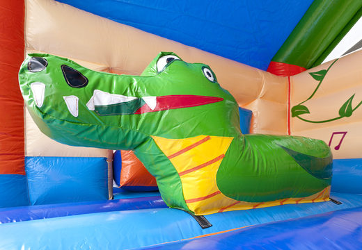 Encomende um coberto castelo insuflável  multiuso com um slide no tema crocodilo com um objeto 3D em cima para as crianças. Compre castelos insufláveis ​​online na JB Insufláveis Portugal