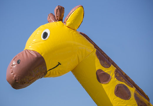 Encomende um castelo insuflável multifuncional com tema de girafa e teto para crianças na JB Insufláveis Portugal. Compre castelos insufláveis ​​online na JB Insufláveis Portugal