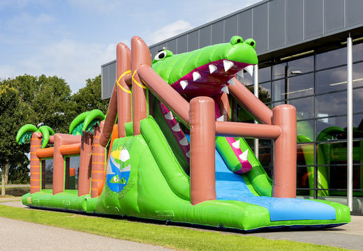 Compre uma pista de obstáculo com o tema de crocodilo de 17 metros de largura com 7 elementos de jogo e objetos coloridos para crianças. Ordene pistas de obstáculos infláveis ​​agora online em JB Insuflaveis Portugal