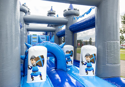 O castelo percorre uma pista de obstáculo de 17 m com 7 elementos de jogo e objetos coloridos para crianças. Compre pistas de obstáculos infláveis ​​online agora na JB Insuflaveis Portugal