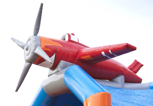 Encomende um coberto castelo insuflável no tema avião com vários obstáculos, um escorregador e um objeto 3D no telhado da JB Insufláveis Portugal. Compre castelos insufláveis ​​online na JB Insufláveis Portugal