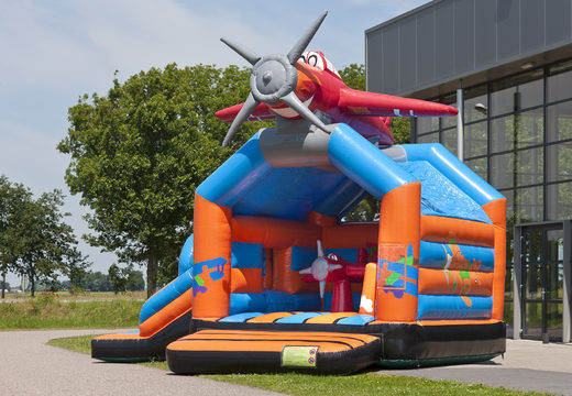 Compre um castelo insuflável  multiuso com o tema de um avião com uma impressionante figura 3D no telhado para as crianças. Encomende castelos insufláveis ​​online na JB Insufláveis Portugal
