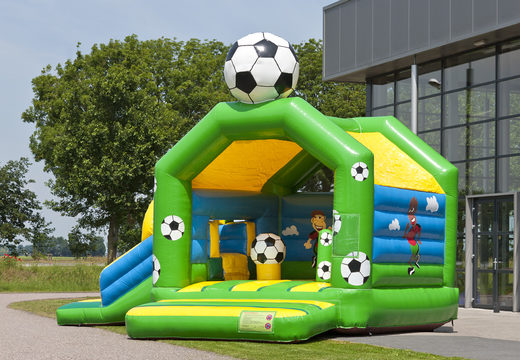 Encomende um castelo insuflável  multiuso com uma impressionante figura 3D de uma bola de futebol no telhado para as crianças. Encomende castelos insufláveis  ​​online na JB Insufláveis Portugal