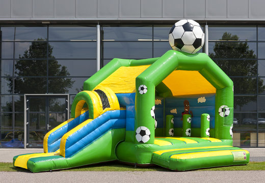 Encomende um coberto castelo insuflável polivalente com um slide no tema futebol e um objeto 3D em cima para crianças mais velhas. Compre castelos insufláveis ​​online na JB Insufláveis Portugal