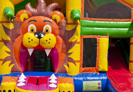 Castelo insuflável com tema de leão com escorregador, pilares na superfície de salto e objetos 3D impressionantes para crianças. Compre castelos insufláveis ​​​​online na JB Insufláveis ​​Portugal
