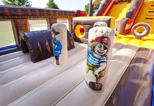 Obtenha seu grande escorregador inflável do mundo do pirata com obstáculos 3D para crianças. Ordene escorregadores infláveis ​​agora online em JB Insuflaveis Portugal