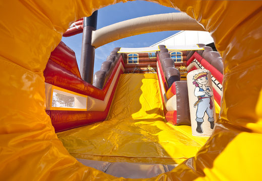 Compre um mega slide inflável com o tema do mundo pirata e obstáculos 3D para as crianças. Ordene escorregadores infláveis ​​agora online em JB Insuflaveis Portugal
