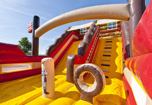 Ordene o mega slide inflável no tema do mundo dos piratas com obstáculos 3D para crianças. Compre escorregadores infláveis ​​agora online em JB Insuflaveis Portugal