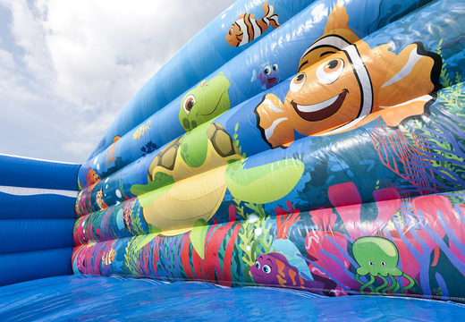 Escorrega inflável Seaworld com divertidas figuras 3D e estampas coloridas para crianças. Compre escorregadores infláveis ​​agora online na JB Insuflaveis Portugal