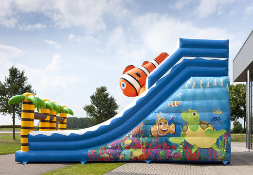 Escorrega inflável com o tema Seaworld com divertidas figuras 3D e estampas coloridas para crianças. Compre escorregadores infláveis ​​agora online na JB Insuflaveis Portugal