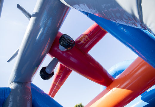Compre uma pista de obstáculo com tema de avião de 17 metros de largura exclusiva para crianças. Ordene pistas de obstáculos infláveis ​​agora online em JB Insuflaveis Portugal