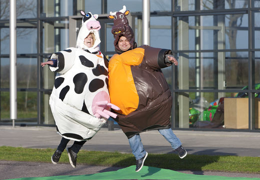 Compre trajes de sumô infláveis ​​no tema Cow & Bull para jovens e idosos. Encomende inflatables online na JB Insuflaveis Portugal