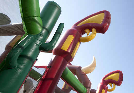 Compre uma pista de obstáculo com o tema cowboy de 17 metros de largura com 7 elementos de jogo e objetos coloridos para crianças. Ordene pistas de obstáculos infláveis ​​agora online em JB Insuflaveis Portugal