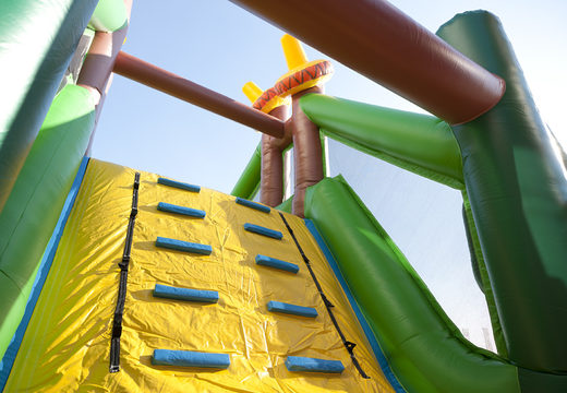 Compre uma pista de obstáculo com tema de cowboy de 17 metros de largura com 7 elementos de jogo e objetos coloridos para crianças. Ordene pistas de obstáculos infláveis ​​agora online em JB Insuflaveis Portugal