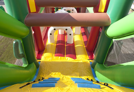 Cowboy percorre uma pista de obstáculo de 17 m no tema cowboy com 7 elementos de jogo e objetos coloridos para crianças. Compre pistas de obstáculos infláveis ​​online agora na JB Insuflaveis Portugal