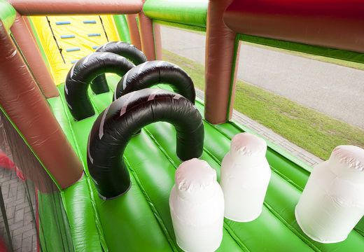 Pista de obstáculo inflável exclusivo de 17 metros de largura com 7 elementos de jogo e objetos coloridos para comprar para as crianças. Ordene pistas de obstáculos infláveis ​​agora online em JB Insuflaveis Portugal