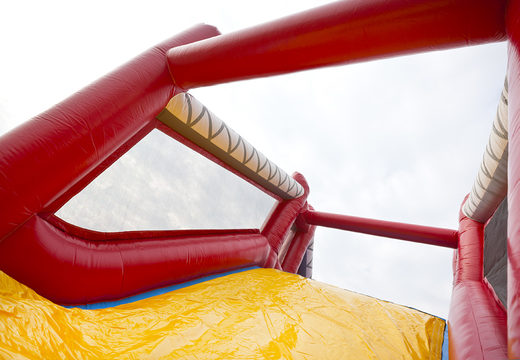 Ordene uma pista de obstáculo inflável exclusiva com 17 metros de largura com o tema de bombeiros para crianças. Compre pistas de obstáculos infláveis ​​online agora na JB Insuflaveis Portugal