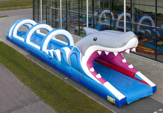 Compre escorregador de barriga inflável de 18 metros de comprimento, com tema de tubarão para crianças. Encomende escorregas insufláveis ​​online na JB Insuflaveis Portugal