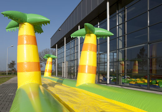 Encomende um escorregador de barriga inflável de 16m de comprimento em um tema de selva para crianças. Compre escorregadores de barriga infláveis ​​agora online na JB Insuflaveis Portugal