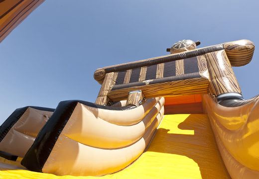 Compre um escorregador inflável com tema de navio pirata com objetos 3D bacanas e estampas coloridas para crianças. Ordene escorregadores infláveis ​​agora online em JB Insuflaveis Portugal