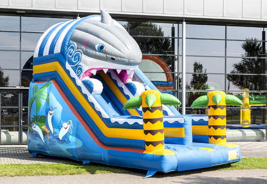 Ordene um escorregador inflável com o tema tubarão para crianças. Compre escorregadores infláveis ​​agora online na JB Insuflaveis Portugal