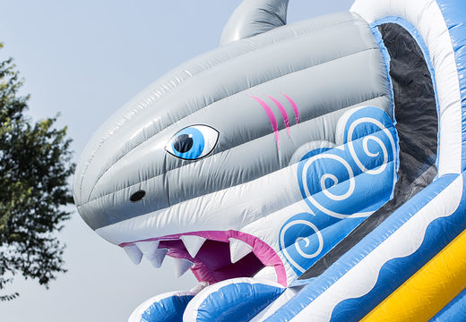 Obtenha seu escorregador inflável de tubarão com as cores alegres e a impressão divertida na parede traseira para crianças. Ordene escorregadores infláveis ​​agora online em JB Insuflaveis Portugal