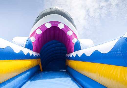 Ordene slides de tubarão com cores alegres e estampas agradáveis. Compre escorregadores infláveis ​​agora online na JB Insuflaveis Portugal