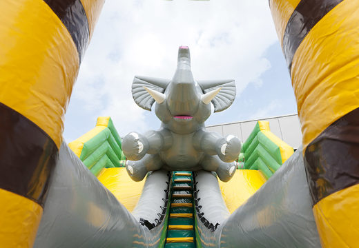Escorrega inflável Jungleworld com divertidas figuras 3D e estampas coloridas para crianças. Compre escorregadores infláveis ​​agora online na JB Insuflaveis Portugal