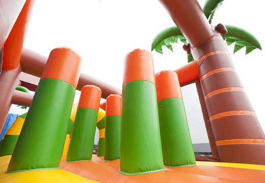 Compre uma pista de obstáculo inflável com o tema da selva com 7 elementos de jogo e objetos coloridos para crianças. Ordene pistas de obstáculos infláveis ​​agora online em JB Insuflaveis Portugal
