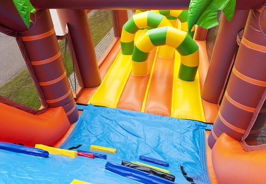 Obtenha sua única pista de obstáculo com tema de selva de 17 metros com 7 elementos de jogo e objetos coloridos agora para crianças. Ordene pistas de obstáculos infláveis ​​na JB Insuflaveis Portugal