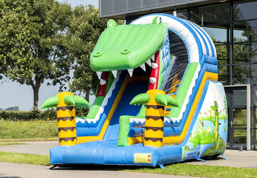 Ordene um escorregador inflável com tema de crocodilo perfeito para crianças. Compre escorregadores infláveis ​​agora online na JB Insuflaveis Portugal