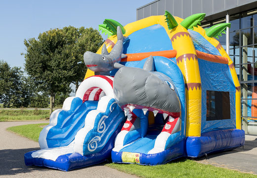 Encomende castelo insuflável super maxifun coberto com slide no tema tubarão para crianças. Compre castelos insufláveis online na JB Insufláveis Portugal